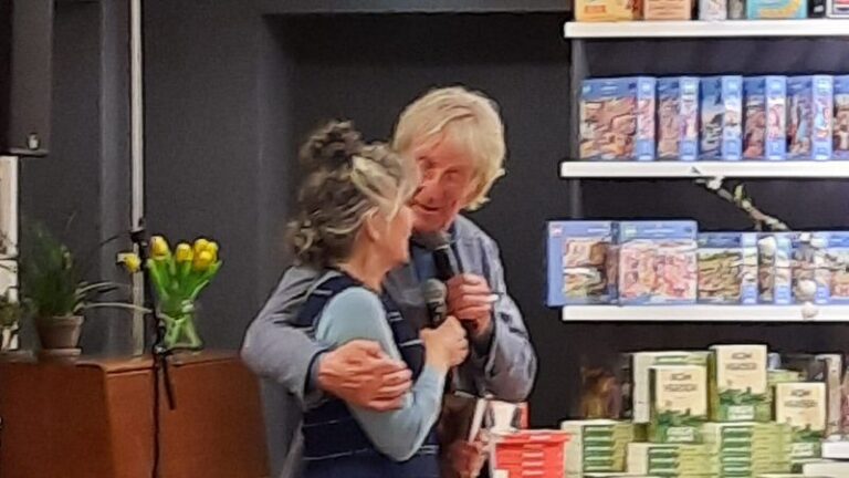 Freek en Hella bij boekhandel Plukker in Schagen – Hella de Jonge
